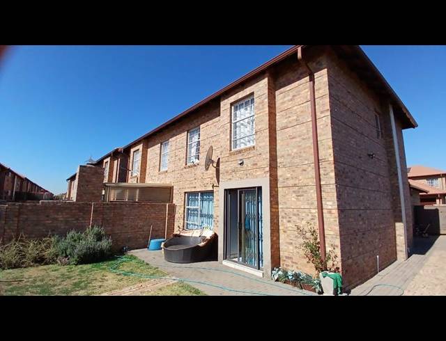 3 BEDROOM TOWNHOUSE FOR SALE IN ANNLIN